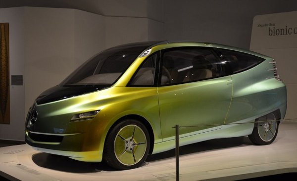 В зората на новия век за кратко върлуваше модата на т. нар. "бионичен дизайн" - опит промишлените продукти да приличат на неща от живата природа. В случая с Mercedes Bionic (2005) - на пъстрата тихоокеанска рибка Ostracion cubicus. Този проект трябваше да очертае пътя към ново, по-екологично и природосъобразно бъдеще за Mercedes. По ирония на съдбата, Bionic се задвижваше от дизелов двигател със 140 коня мощност. После модата на бионичния дизайн отмина толкова бързо, колкото и бе дошла. 
