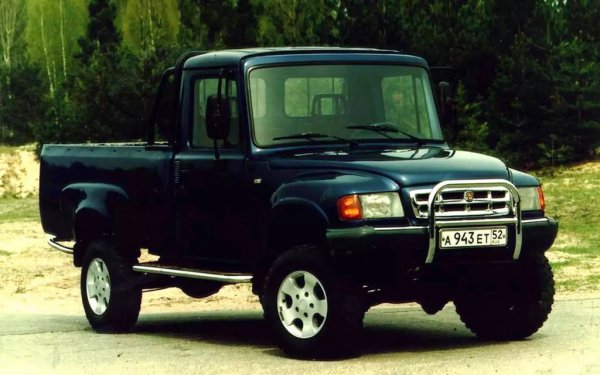 В края на 90-те в Нижни Новгород решават да създадат ново семейство офроудъри с гръмкото име "Атаман". Кабината е от товарния ГАЗ-3307, фаровете - от Волга "десетка", задните светлини - от микробуса Газель. С две думи, слепено набързо от каквото е имало в склада. Липсата на каквито и да било следи от пропорционалност е напълно обяснима. 
