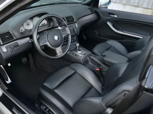 Щедрото оборудване включва спортни седалки с памет и отопление, задни сензори за паркиране, автоматичен климатик, а също така вграден телевизор и сателитна навигация.

Когато автомобилът става част от колекцията The Best of M през юли 2016 г., километражът показва само 1600 км. Към момента на продажбата, пробегът се е увеличил само с 35 км.
