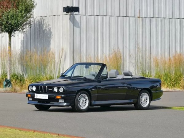 BMW Motorsport произвежда само 786 бройки от кабриолета M3 (E30) - първият модел с открит покрив в историята на подразделението. Легендарният четирицилиндров двигател S14, базиран на блока M10, който може да генерира до 1300 к.с. във Формула 1, първоначално развива 195 к.с.
