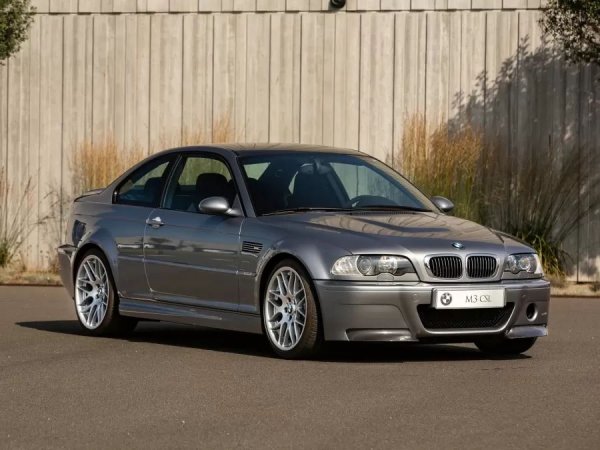 M3 CSL (E46) може да бъде разпознат по кръглия въздухозаборник в предната броня, който подава въздух към резервоара от карбон на 3,2-литровия редови шестцилиндров двигател, чийто звук е легендарен. Тази версия е постоянно цитирана като един от най-добрите BMW M3 на всички времена.

Верен на името си Coupé Sport Leicht (леко спортно купе), моделът е свалил 110 кг чрез използването на композитен покрив, за първи път за сериен M модел, олекотен под на багажника, спортни седалки от фибростъкло, панели на вратите от карбон и минимална звукоизолация.
