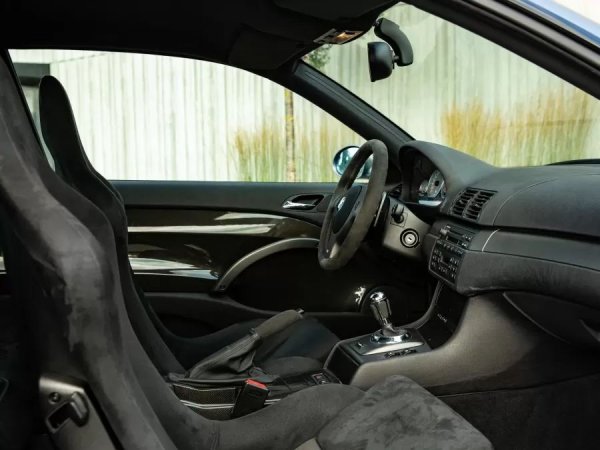 Произведени са 1383 бройки и са налични само два цвята. Този е боядисан в сребристо сив металик, с черен интериор от алкантара. За да се спести тегло, колата е изпратена от завода без климатик или аудио система, но за този екземпляр те са монтирани по специална поръчка.

Колата е произведена на 3 септември 2003 г. и е доставена на купувача в Германия три дни по-късно. След като е карана в районите на Нойс и Аугсбург, M3 CSL се присъединява към колекцията The Best of M през октомври 2015 г. След сервизното си обслужване през май 2025 г. в датската компания Autoleth A/S, километражът показва 32 456 км.
