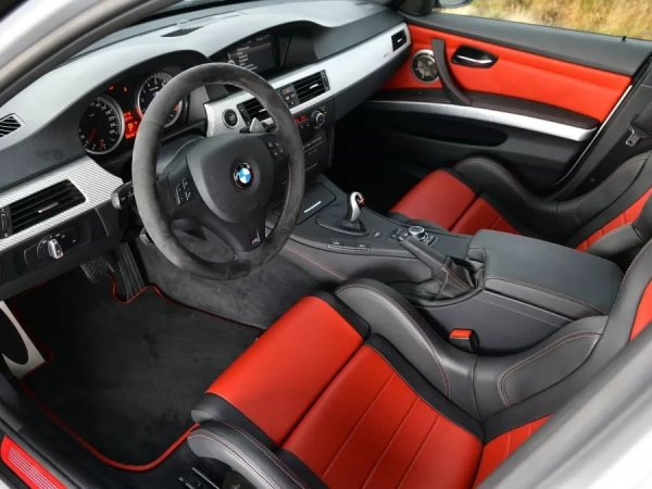 Единствената налична цветова комбинация е Frozen Polar Silver с акценти в Melbourne Red на вентилационните отвори, а интериорът е тапициран с черна кожа с червени акценти на предните седалки и изваяните задни.

Тази кола е произведена на 28 септември 2011 г., но не е доставена на първия си собственик в Осло, Норвегия, до юни 2012 г. M3 CRT става част от The Best of Mn през февруари 2016 г. с пробег от 164 км. Към момента на продажбата той е се увеличил само с 4 км.
