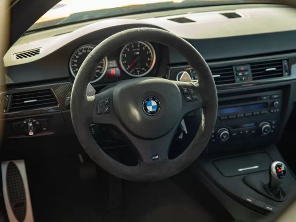 Колата се отличава с яркия си цвят Fire Orange, а задните седалки са заменени от клетка за безопасност. Част от лимитирана серия от 135 бройки, този екземпляр се счита за първия сериен M3GTS: номерът "001" е щампован на арматурното табло.

Интериорът е завършен в черна алкантара и седалки Recaro със състезателни колани Schroth. Рядка характеристика за GTS е климатикът и аудио системата BMW Professional. Произведен е на 17 май 2010 г. Автомобилът е доставен първо в Германия, а след това е придобит от The Best of M през август 2018 г. Пробегът е 176 км.
