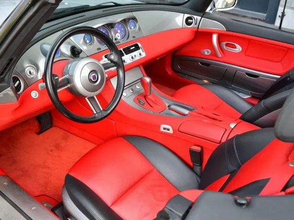 Произведени са само 555 броя Alpina Roadster V8, от които 450 са изнесени в САЩ. От останалите 105, този 66-ти е боядисан в цвят Titansilver Metallic с червен интериор от кожа Nappa с черни акценти и е доставен на новите си собственици в Швейцария през май 2003 г.

Сервизната книжка показва, че колата е прехвърлена в Германия няколко години по-късно, преди да стане част от The Best of MC през ноември 2015 г. Към момента на продажбата пробегът е само 19 567 км.
