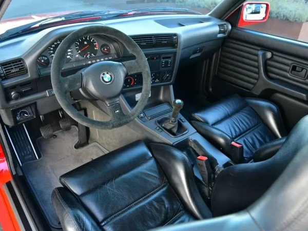 Произведени са само 600 M3 Sport Evolutions. Въпросната бройка слиза от конвейера на 18 януари 1990 г. и е продаден през април същата година чрез дилърството Edwin Gerber в Бургдорф, Швейцария. Според сервизната книжка, от 1993 до 2005 година колата е в Норвегия.

Купето е боядисано в цвета Brilliantrot, има черни кожени спортни седалки с червени предпазни колани, волан и лост за превключване на предавките, облицовани с Alcantara. Придобита от The Best of M през ноември 2015 г., колата е с оригиналния си двигател. Към момента на продажбата пробегът е 34 447 км.
