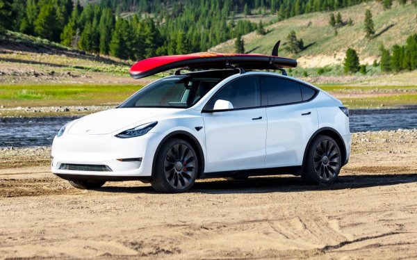 Тук първото място е за Tesla Model Y (392 000), който има сериозен аванс през BMW X3 (318 000). На трета позиция се нарежда Jeep  Wrangler (272 000), а места сред първите 5 по продажби намират още Mercedes-Benz GLC (270 000) и Audi Q5 (253 000).