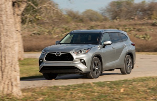 Toyota Highlander (277 000 продажби) e най-популярния кросоувър/SUV с големи размери, като след него се нареждат Ford Explorer (231 000), Jeep Grand Cherokee (196 000), Lexus RX (185 000) и BMW X5 (154 000).