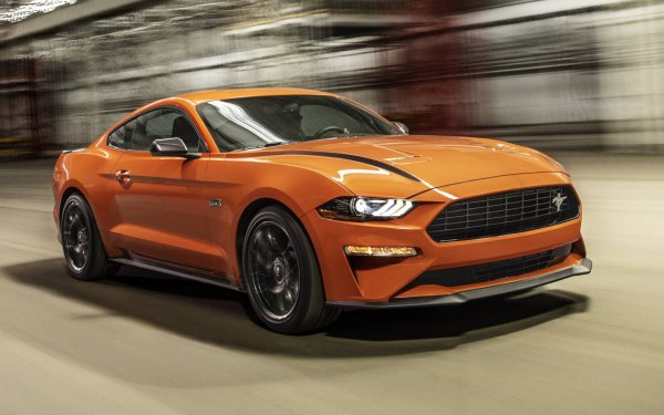В класа на спортните автомобили Ford Mustang (70 000 продажби) продължава да печели убедително. Следват го Dodge Challenger (58 000) и Porsche 911 (38 000). В първата петица по продажби попадат също Chevrolet Corvette (37 000) и Mazda MX-5 (27 000).
