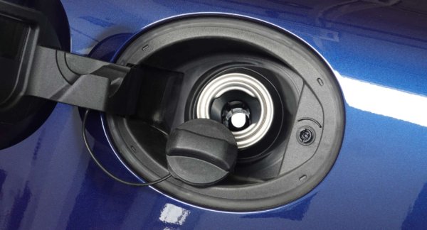 Познатото на повечето шофьори отвиване на капачката на бензиностанцията също е на път остане в миналото. Един от пионерите в тази област - Ford, представи функцията Easy Fuel без капачка още през 2011 г. Тази иновация не само предотвратява кражбата на гориво, но също така елиминира неудобството от боравене с капачка за газ, особено през студените зимни месеци, ръцете бързо замръзват на студа. Освен това липсата на газова капачка означава, че има един артикул по-малко, който собствениците на автомобили да загубят.
