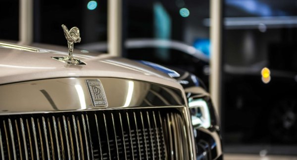 Някога символ на лукс, хромирани орнаменти на предния капак сега са рядкост и се срещат главно при избрани автомобили от висок клас. Съвременните разпоредби за безопасност наложиха промени, тъй като тези изпъкнали емблеми могат да увеличат риска от нараняване на пешеходци и велосипедисти в случай на злополука. За да се справят с това, някои съвременни автомобили, оборудвани с орнаменти на капака, разполагат с автоматична система за прибиране, която изтегля орнамента в капака при удар.
