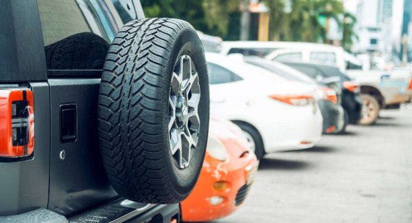 Спуканите гуми, които някога бяха огромно неудобство за шофьорите, се срещат все по-рядко, като това се дължи на напредъка в технологиите. Много съвременни превозни средства сега са оборудвани с гуми Run-Flat, проектирани да се карат няколко километра дори когато са изпуснати. Тази иновация, съчетана с продължаващия стремеж на автомобилната индустрия за подобряване на горивната ефективност, доведе до забележителна промяна. За да намалят теглото – решаващ фактор за повишаване на ефективността, много производители на автомобили заменят традиционните резервни гуми с комбинация от уплътнител за гуми и компактен въздушен компресор. 
