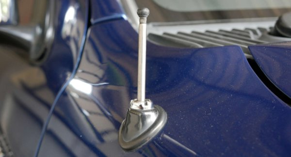 Външните антени, някога често срещана характеристика в автомобилите, бяха известни с липсата на надеждност, особено в по-студен климат, когато се чупеха или замръзваха. Първоначално тези разтегателни антени бяха от съществено значение за подобряване на радиоприемането, особено за получаване на сигнали от далечни станции. Появата на цифрово излъчване и сателитно радио обаче направи високите телескопични антени остарели.
