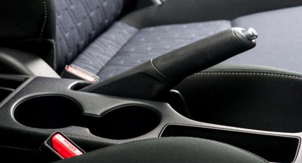 Традиционната ръчна спирачка, често наричана аварийна заради способността й да функционира, дори ако обикновените спирачки се повредят, се превръща в рядкост в по-новите автомобили. Тази промяна е към електронна система за ръчна спирачка, активирана просто с натискане на бутон. Този модерен подход е не само по-удобен, но и предлага няколко предимства за автомобилните дизайнери. Вграждането на система, базирана на бутони, е по-лесно за интегриране в дизайна на автомобила, освобождавайки вътрешно пространство за допълнителни функции като допълнителни държачи за чаши. 
