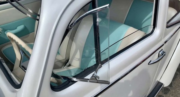 Преди стандартизирането на климатиците в автомобилите, основното средство за охлаждане в горещите дни беше шофирането с отворени прозорци. Забележителна характеристика в много по-стари превозни средства е наличието на вентилационни прозорци на предните врати, близо до страничните огледала. Тези малки, въртящи се прозорци позволяваха на шофьорите и пътниците да насочат поток от свеж въздух директно към себе си, осигурявайки освежаващ вятър дори при затворени прозорци.
