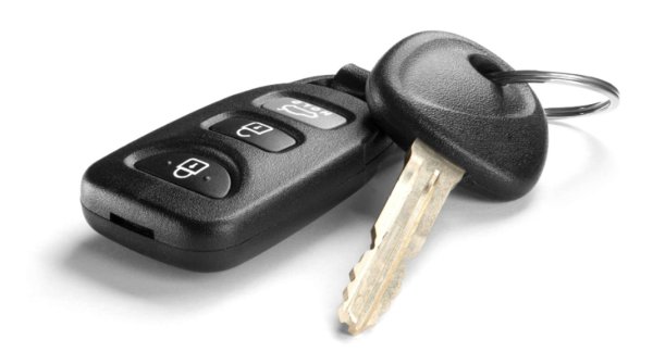 Въпреки че не са напълно премахнати, традиционните автомобилни ключове са все по-редки, особено в по-новите, по-модерни модели превозни средства. Автомобилите с базово оборудване и тези, предназначени за автопаркове под наем, често все още използват традиционни ключове, тъй като е по-малко вероятно да бъдат загубени от потребителите. По-голямата част от новите автомобили обаче вече предлагат опция за отваряне, след като ключът се доближи, тоест той може да остане в джоба на шофьори. Тази усъвършенствана функция позволява отключване, стартиране и управление на автомобила, без да е необходимо физически да се борави с ключа. Това става с помощта на радиосигнали за цифрово взаимодействие с автомобила.
