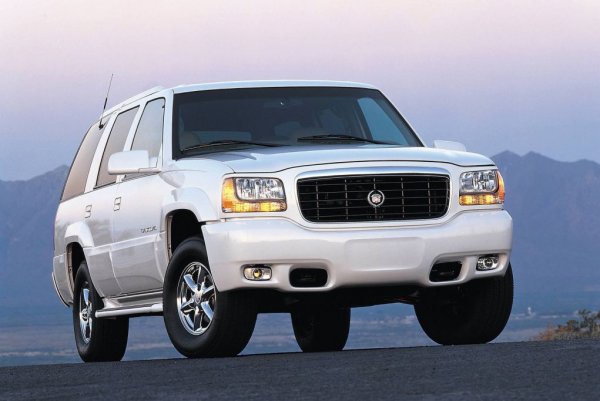 Година на основаване: 1902; първи модел с повишена проходимост: Escalade (1998 г.); "съпротива": 96 години

Също 96 години без всъдеход успява да се справи и марката Cadillac, която до 1998 предлага само седани, кабриолети и купета. И то в държавата на пикапите и големите "джипки", където собствениците GM вече шетат здраво.

Първото поколение Escalade представлява луксозна версия на GMC Yukon Denali и е в отговор на лансирания от Ford исполин Lincoln Navigator. Последният сам по себе си е на същата схема - добре облечен Ford Expedition.