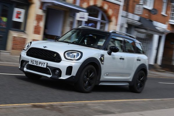 Кросоувърът Countryman (на снимката) се представи сравнително добре при малките SUV с резултат от 96,4%, докато хечбекът на Mini е шестият най-надежден малък автомобил - 96,9%. През миналата година марката беше чак на 20-о място, а сега дели петото с Toyota, което е отличен прогрес.