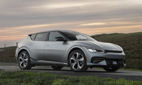 Кросоувърът EV6 е изцяло ново електрическо превозно средство и е първият специализиран електрически модел на Kia, изграден върху новата глобална електрическа модулна платформа на компанията. EV6 е първият от няколко електрифицирани модела, които съставляват стратегията на Plan S за електрификация на компанията за производство на 11 нови електрически модела в световен мащаб до 2026 г. Предлага се със задно или задвижване на всички колела.
