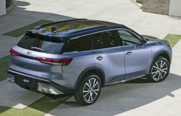 Най-продаваният модел в гамата на Infiniti, QX60 е напълно актуализиран за моделната година 2022. Лесно разпознаваем като Infiniti, освеженият QX60 разполага с характерната за марката решетка с двойна дъга с уникална мрежа, вдъхновена от гънките, открити в японското оригами. Тънки LED-фарове обграждат горната част на решетката, сякаш се вливат в страните на автомобила. 