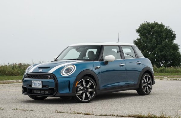 Един от най-разпознаваемите автомобили на пътя, MINI Cooper има богата история, датираща от повече от 50 години. Модерната версия на тази забавна за шофиране малка кола се присъедини отново към американския пазар през 2002 г. и оттогава марката се разшири - колите са по-големи и линията вече включва версии с четири врати, задвижване на четирите колела и дори електрическо задвижване.