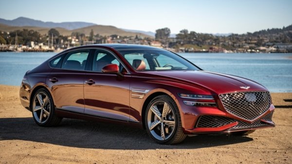 След като Hyundai пусна луксозната марка Genesis преди около пет години, G80 стана вторият модел в нейната гамата. Напълно обновен за моделната година 2021, автомобилът взема много стилистики от флагмана G90, като сред тях е голямата решетка Crest, оградена от двойно облицовани четворни фарове, които се превърнаха в характерна визия за марката.