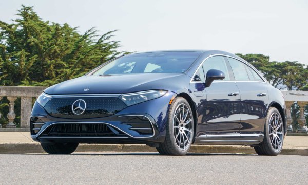 Първият напълно електрически луксозен седан на Mercedes-Benz &ndash; EQS, споделя същото ниво на лукс, очаквано от S-Class, но използва нова електрическа архитектура. Моделът се предлата в две нива на оборудване, както и във версия AMG Performance. 