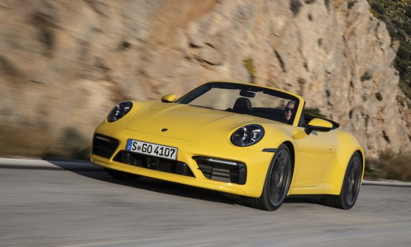 Porsche 911 носи същата форма като първото поколение на модела, показано на автомобилното изложение във Франкфурт преди повече от 50 години. Последното поколение на спортната кола (992) е оборудвано със съвременни технологии и се предлага като купе или кабриолет. Клиентът може да избира между задно предаване или задвижване на четирите колела.