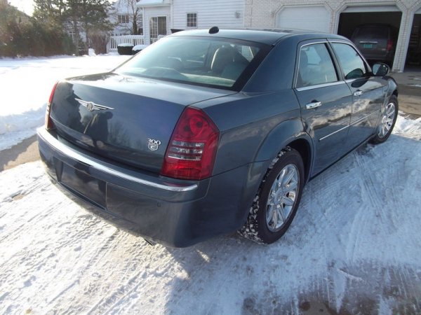 Колата на Барак Обама - Chrysler 300C от 2005 година. Продават я на търг за най-малко $1 000 000.