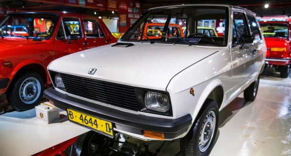 Въпреки че Трабант никога не достига САЩ, една друга странна кола от Източна Европа успя да достигне американския пазар &ndash; Юго. 

Въз основа на дизайна на Fiat по лиценз, Юго е внесена в САЩ от Малкълм Бриклин, човекът, който първоначално започва доставките на Subaru и по-късно създава Bricklin SV1.
Първоначално Юго е рекламирана в страната като най-евтиния автомобил &ndash; само за 3990 долара.

Въпреки че тази малка комунистическа кола се внася в антикомунистическа Америка по време на управлението на президента Роналд Рейгън, първоначално се продава добре. Бриклин има дилъри, пръснати из цялата страна, които обработват множеството заявки. Много скоро обаче започват да се появяват множество проблеми, свързани с качеството и производителността. Юго се представя зле в краш тестовете и скоро става обект на шеги по телевизията.

Макар репутацията и лошата реклама да водят до спад на продажбите, падането на марката Юго става факт, когато фабриката бива бомбардирана по време на гражданската война в Югославия и производството впоследствие спира.
Оттогава Юго се превръща в пример за ужасен автомобил и получава широко признание като такъв.
