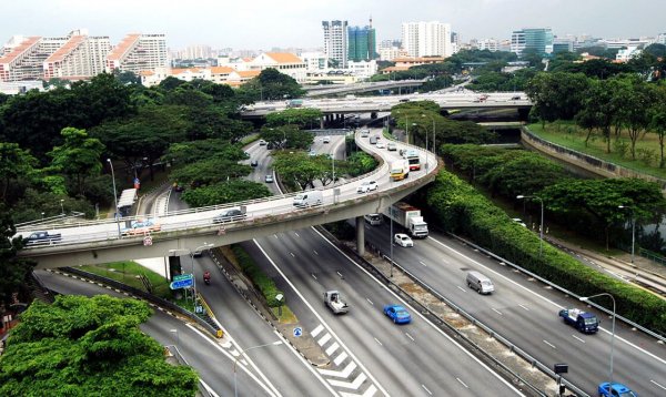 Втората най-гъсто населена страна в света, с над 5.7 милиона жители, сгъчкани на едва 725 квадратни километра. Освен това е шестата по най-висок БВП на глава от населението. Сингапур се състои от един главен остров и 62 по-малки.
