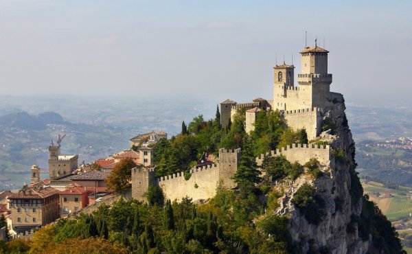 Миниатюрна (61 кв. км) държавица, обградена от италианските области Емилия Романя и Марке. Населението е 33 562 души. Според преданието е основана още през 301 година след Христа от Св. Маринус, и претендира да е най-старата съществуваща суверенна държава, както и най-старата конституционна република. 
