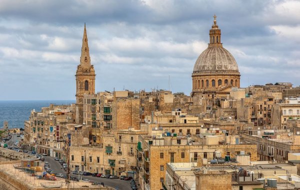 На общо 316-те квадратни километра на двата обитаеми острова на Малта живеят вече над половин милион души, което прави тази средиземноморска държавица четвърта в света по гъстота на населението. Това предполага и доста развита пътна мрежа - макар че не очаквайте кой знае какво качество на асфалтовото покритие, и се подгответе психически за лявото движение по британски образец.
