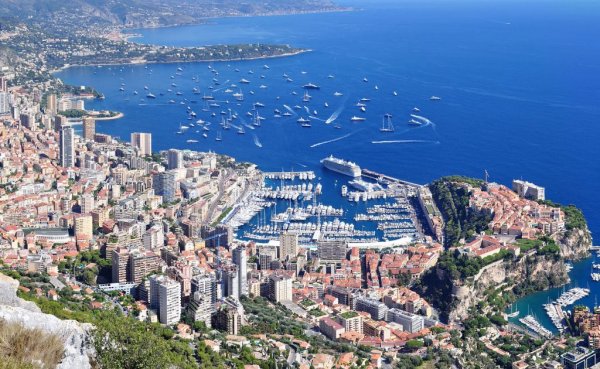 С едва 2.1 квадратни километра площ, княжеството е три пъти по-малко от Мелник, и отстъпва само на Ватикана в списъка на най-малките държави. Повечето от неговите 38 682 жители обаче са сред най-заможните хора на планетата, което обяснява и изключително сложната, често многоетажна пътна мрежа. 
