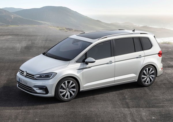 Преди няколко години именно Touran беше един от най-търсените семейни модели на Volkswagen в Европа. Появата на Tiguan, а след това и на T-Roc, обаче изпратиха минивана на втори план. Той също се предлага с 5 или 7 места, като дължината му е 4510 мм. Със същите характеристики могат да се похвалят само Renault Scenic и Citroën C4 SpaceTourer.