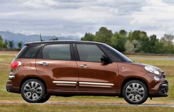 Компактният ван 500L се намества в гамата на Fiat между ретро-хечбека 500 и кросоувъра 500X, като е по-просторен и по-практичен, но пък се продава по-слабо. Интересно е, какво ще се случи с този модел, чиято дължина е 4280 мм след сливането на FCA (Fiat Chrysler Automobiles) и PSA Group.
