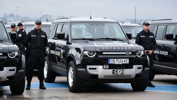 Британският всъдеход може да се похвали с най-големия скок в регистрациите спрямо 2023 - почти 382%. Но главната заслуга за това е внушителната поръчка за 160 автомобила от Гранична полиция. Ако не отчитаме тях, интересът към Defender всъщност е спаднал чувствително. 
