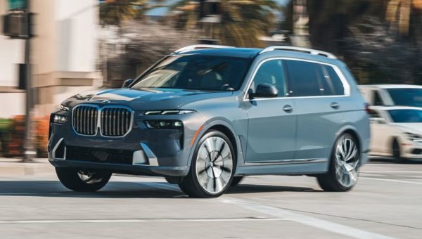 2023 беше рекордна година за най-големия кросоувър на BMW (и най-големия автомобил, произвеждан някога от баварците). Но 2024 подобри този рекорд с 9.8% ръст на годишна база. Над половината регистрации се падат на дизеловата версия xDrive 40d, 80 са продажбите на върховата М60i. 
