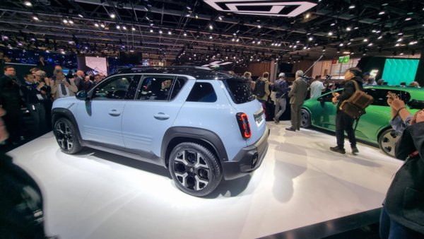 "Демократизацията" на електромобила все още няма най-важния си компонент. От официалния вносител на Renault за България ни казаха, че все още нямат никакъв ориентир за бъдещите ценови листи. Според някои информации, базовото Renault 4 ще започва от около 33,000 евро на някои западноевропейски пазари, но това все още са само спекулации. 