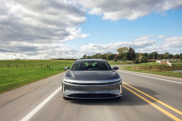 Досега Tesla Model S беше недостижимият еталон, но Lucid, основана от бившия инженер на Tesla, Питър Роулинсън &ndash; доказа, че има място за нов лидер в света на високоефективната електрическа мобилност.

С пробег до 836 км (по EPA), Lucid Air постави нов рекорд за електромобил, надминавайки конкурентите си. Двумоторният му агрегат с до 1111 к.с. осигуряваше ускорение от 0 до 100 км/ч за 2,5 секунди, а системата за бързо зареждане от 900 V позволяваше възстановяване на близо 500 км пробег за около 20 минути.