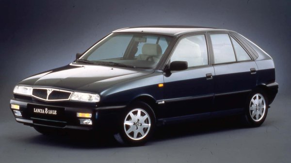 За второто поколение на Delta не беше лесно да носи наследството на една истинска легенда. В Lancia не успяха да се справят с това, тъй като първата Delta беше толкова специална, но пък нейният наследник можеше да разчита на по-голяма практичност и по-модерно оборудване.

Базиран на платформата на Fiat Tipo, италианският компактен модел се продаваше с бензинови и дизелови двигатели с мощност 193 к.с., въпреки че повече от 50% от клиентите избраха бензиновата версия 1.6. До пенсионирането през 1999 г. от Lancia Delta II са продадени 137 743 бройки.