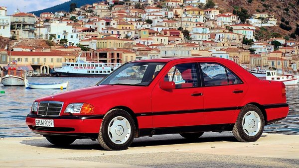 Наследник на модела 190, C-Class въведе новите имена на германската марка. Тя стана втората „Класа“ след S-Class, която е родена още през 1972 г. При излизавено си на пазара седанът се предлагаше с четири бензинови и три дизелови агрегата, включително по-мощен AMG-вариант, развиващ 236 к.с.

Гамата на Mercedes се разширява през годините с все по-спортни варианти, включително C 43 AMG с 306 к.с. и C 55 AMG с 347 к.с. За увеличаване на популярността на модела помогна и участието в първенството на Германия за туристически автомобили (DTM). През периода 1993-2000 г. от C-Class са продадени над 1,6 млн бройки.