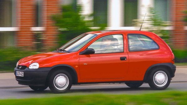 Второто поколение на Opel Corsa позволи на германската марка да се противопостави успешно на страхотни конкуренти като Volkswagen Polo и Ford Fiesta. Представен през 1993 г. с каросерии с три и пет врати, Corsa се предлага с бензинови двигатели, развиваши до 109 к.с. (версия GSI), както и с два дизелови мотора.

През 1997 г. германският компактен автомобил претърпява основен фейслифт – както на дизайна, така и на механиката. Трябва да се отбележи, че още един модел на Opel – спортната Tigra, произлиза от Corsa, като той също имаше известен успех в Европа.