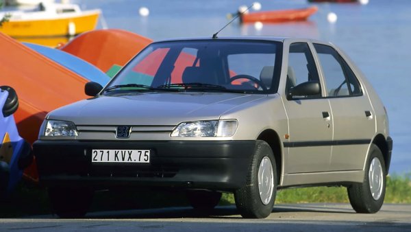 Френският съперник на VW Golf се предлагаше във версии с три и пет врати, а също така като комби и кабриолет. Peugeot 306 e iъздаден на платформата на Citroen Zx и е оборудвано с бензинови и дизелови двигатели, взети от модела 205.

От френския модел са продадени общо 3 милиона бройки, като версията кабриолет е проектирана от Pininfarina и произведена в завода на компанията редом до производствената линия на Ferrari.