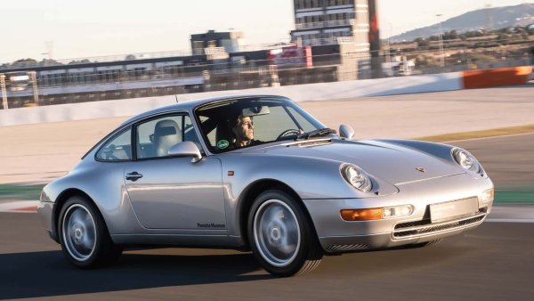 Поколението 993 (чието име препраща директно към годината на дебюта) е последното 911 с въздушно охлаждан шестцилиндров боксер двигател. Тази конструкция го превърна в един от най-популярните модели на Porsche на всички времена.

По отношение на двигателите поколението 993 се продаваше във версии Carrera и Targa съответно с 272 и 286 к.с. През годините са добавени още по-мощни варианти с мощности до 430 к.с.