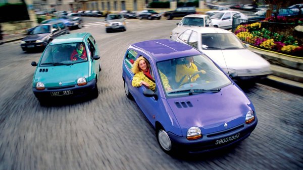 Twingo има търговски успех, като това се дължи и на компактните му размери, съчетани с просторен интериор. Автомобилът е дълъг едва 3,43 метра, но предлга достатъчно място в салона благодарение на възможността за плъзгане на задния ред и побиране на предмети с дължина до два метра чрез сгъване на седалките.

До 2007 г. от модела са произведени около 2,5 млн бройки, което е доста добър резултат. През годините Twingo е актуализирано, без да се нарушават оригиналния дизайн и обема на салона.