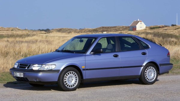 Saab постига максимална популярност на Стария континент през 90-те години, когато сред флагманските му модели е второто поколение на 900. То получава над 23 000 поръчки в първите 10 дни от пускането на пазара.

До 1998 г. (годината, в която 900 е заменен с 9-3), Saab продава около 273 000 бройки от модела, чиято гама двигатели се състои от 4- и 6-цилиндрови бензинови мотори. Сред тях е 2,5-литров V6, взаимстван от моделите на Opel/General Motors от онези години.