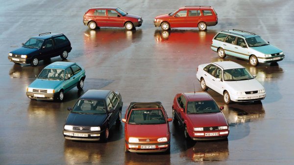 Въпреки че Golf III беше официално пуснат на пазара през 1991 г., едва през 1993 г. гамата се разшири с представянето на вариантите Cabriolet и Variant (кабриолет и комби). Първият беше чакан 14 години, докато вторият беше първи за Volkswagen. Компанията всъщност няколко пъти отлага проекта за Golf Variant от страх, че може да изяде продажбите на Passat Variant.

Силната конкуренция на Ford и Opel (присъстващи на пазара с компактни семейни автомобили) обаче промени мнението на ръководителите на Волфсбург и те смело заложиха на двете нови версии. При кабриото дизелът се появи едва през 1995 г., като моделът се задържа на пазара до 2002 г. (през 1998 г. излезе Golf IV Cabrio, но това беше фейслифт, а не нов модел).