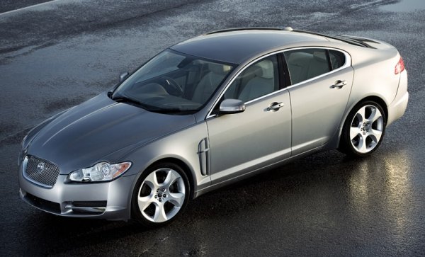 По-малките агрегати на новия Jaguar XF ще са V6 с мощност 240 к.с. (179kW) и обем 3.0 литра и 2.7 литров турбодизел с мощност 210 к.с. (157kW)