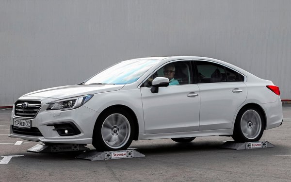 Японският седан лесно потегля с две ролки под водещата ос, но упражнението с диагонала му се отдава едва след изключване на системата за стабилизация. Трите платформи под гумите определено не са по силите на Legacy.

Като цяло, моделите на Subaru разполагат с 4 разновидности на системата за задвижване на четирите колела. Но повечето модели са с вариатор Lineartronic, който е оборудван със ситема за ативно разпределение на въртящия момент (Active Torque Split). При нормални условия многодисковата електронно-управляема муфа разделя въртящия момент в съотношение 60:40 в полза на предната ос, но в случай на пробуксуване е готова да прехвърли до 90% от тягата на една ос.
